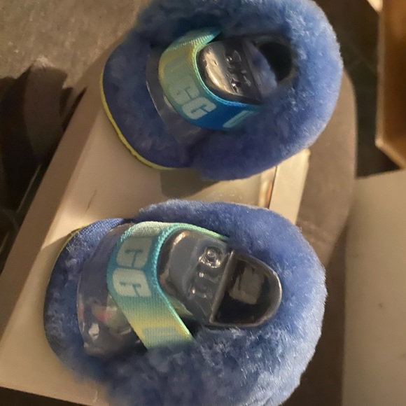 Infant ugg slippers - Picture 3 of 3